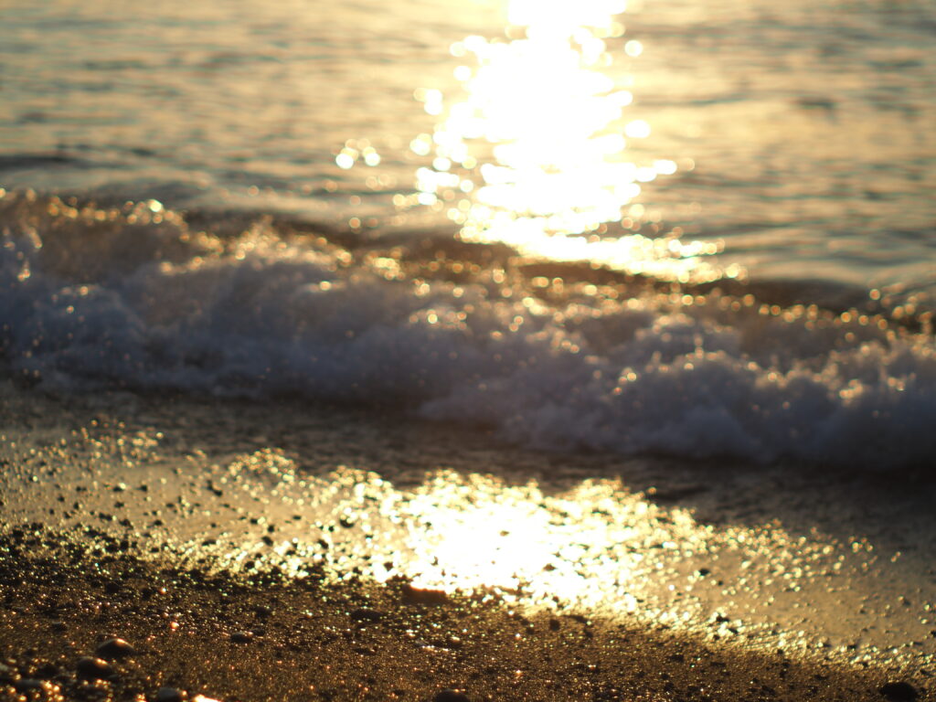 朝日に照らされる波・オールドレンズと朝日の優しさが特徴的です。